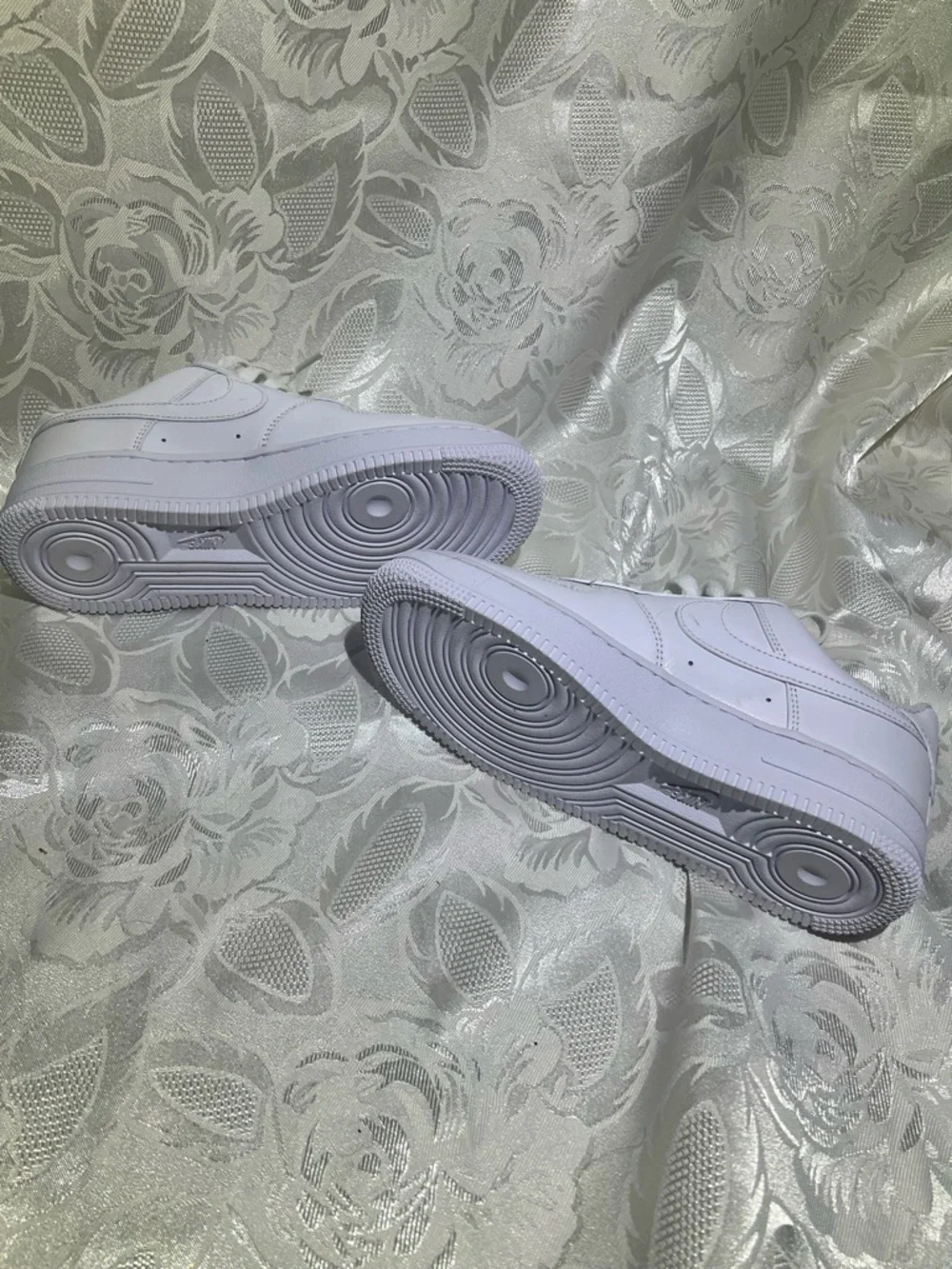 Nike White Mesh-Lined Low-Top Sneakers - Picture 3 of 9